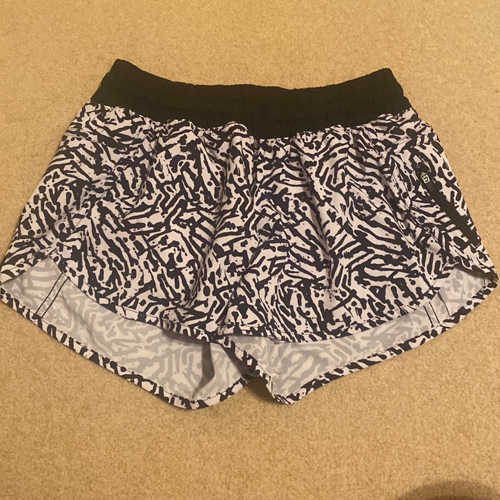 Lululemon Tracker Short Low Rise Size 6 Black/white